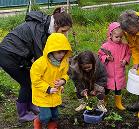 Matinée jardinage pour les PS le jeudi 04 avril