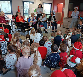 Les enfants de la Maternelle sont allés rendre visite aux personnes âgées